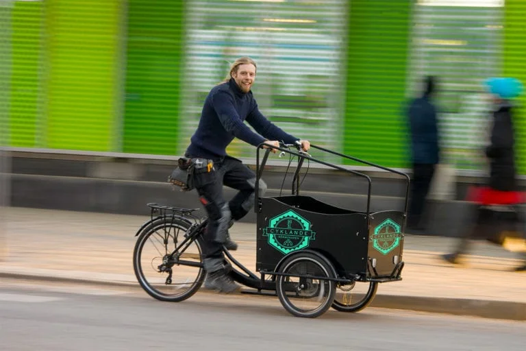 Cyklande Rörmokaren – en av våra kunder – på väg till uppdrag med cykel