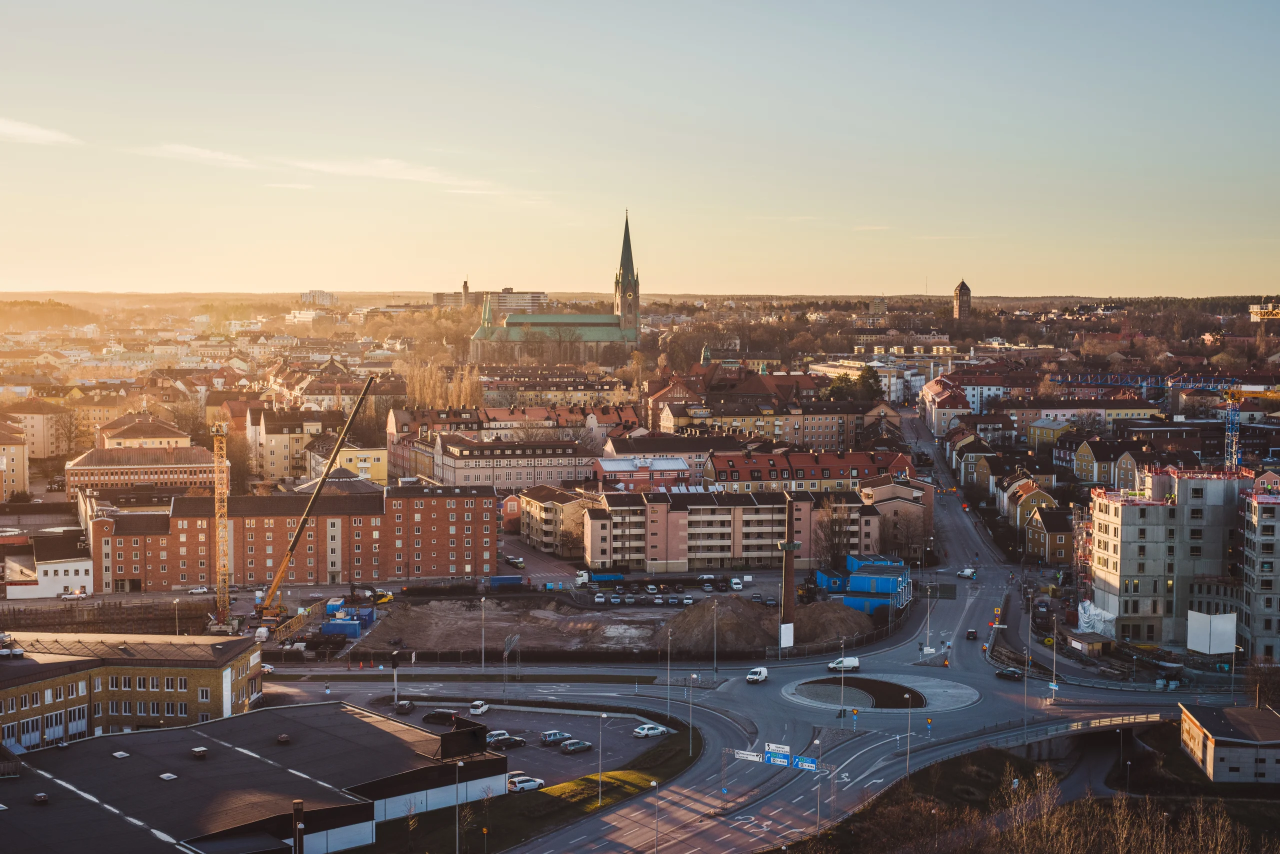 Vy över Linköping med domkyrkan i kvällsljus